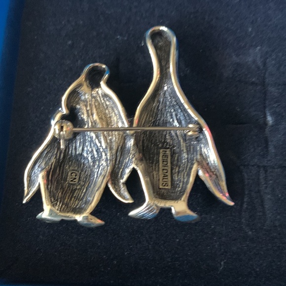 Heidi Daus Just Chillin' trio penguin's pin - Picture 6 of 7